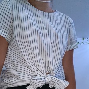 Striped tie in the front shirt